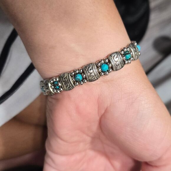 Silver Tone And Turqouise Beading Bracelet - Picture 8 of 10